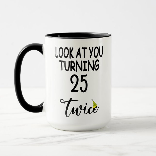 Caneca "Look At You Turning 25 Twice" 50th Birthday Funny (Esquerda)