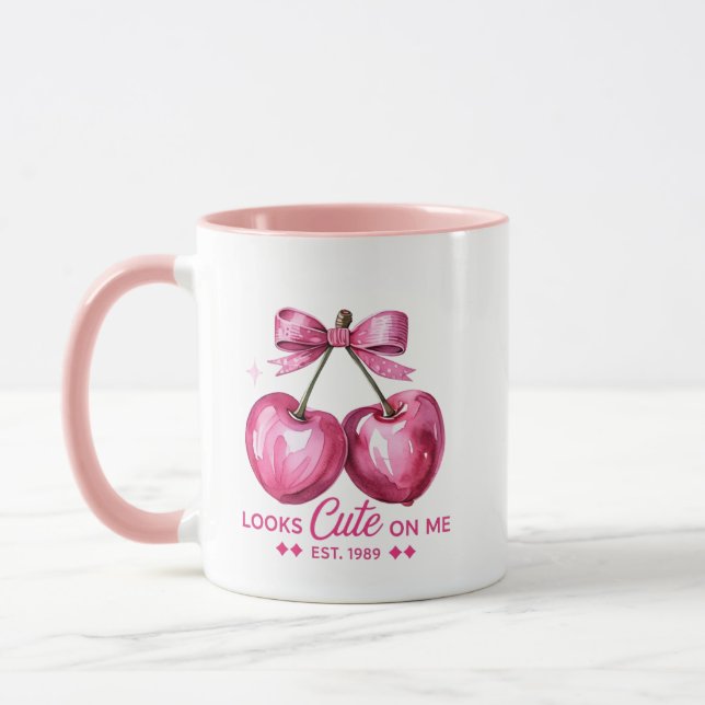 Caneca Looks Cute On Me" Cherry Mug – Pink Bow & Sparkle  (Esquerda)
