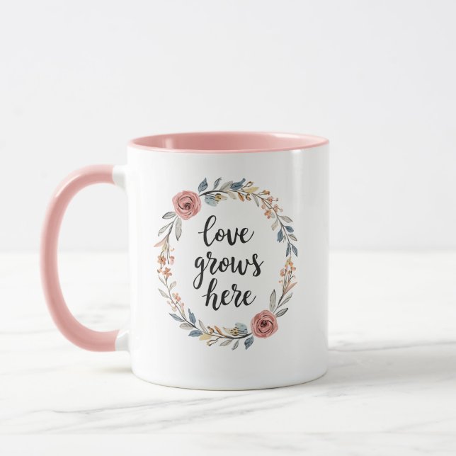 Caneca "Love Grows Here" with Floral Wreath (Esquerda)