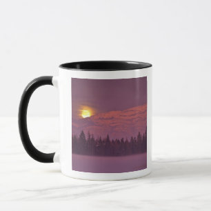 Caneca Lua cheia nasce sobre a montanha Teakettle durante