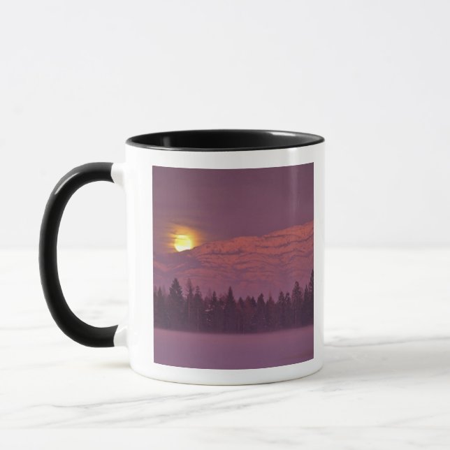Caneca Lua cheia nasce sobre a montanha Teakettle durante (Esquerda)