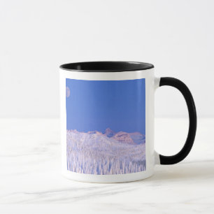 Caneca Lua cheia nascendo sobre o Parque Nacional Glacier