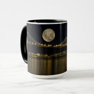 Caneca Lua cheia sobre a ponte do compartimento