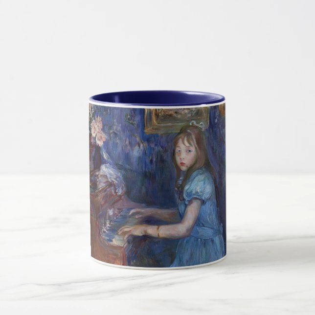 Caneca Lucie Leon Playing Piano (por Berthe Morisot) (Centro)