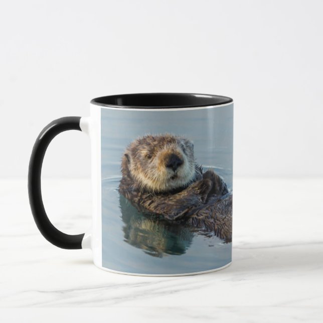 Caneca Lutra marinha flutuando de costas no oceano (Esquerda)