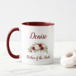 Caneca Mãe da Noiva Marsala Casamento Floral Rosa<br><div class="desc">Esta adorável caneca de café de marsala rustica e buquê rosa pode ser personalizada com o nome da mãe da noiva em letras elegantes de marsala. Você pode encontrar itens de casamento na nossa coleção Boho Rustic Marsala e Pink Floral.</div>