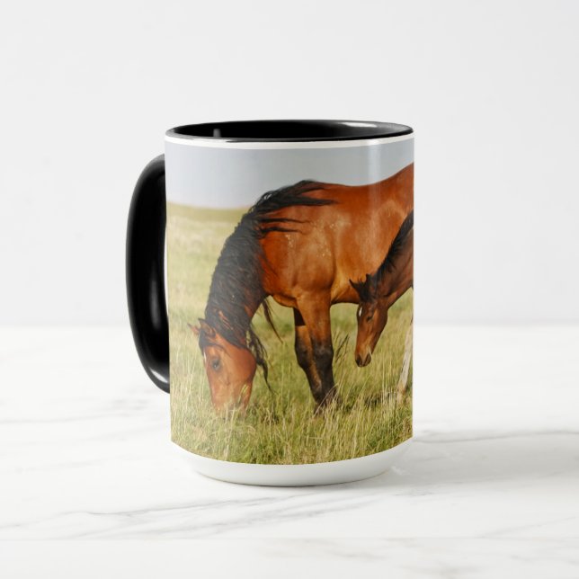 Caneca Mãe de Cavalo Selvagem e Potro Pastando (Frente Esquerda)