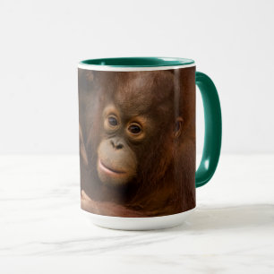 Caneca Mãe de orangotango e bebê no zoológico
