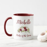 Caneca Mãe do Casamento Floral Cor-de-Rosa do Groom Marsa<br><div class="desc">Esta adorável caneca de café rusta marsala e buquê rosa pode ser personalizada com o nome da mãe do noivo em letras elegantes de marsala. Você pode encontrar itens de casamento na nossa coleção Boho Rustic Marsala e Pink Floral.</div>