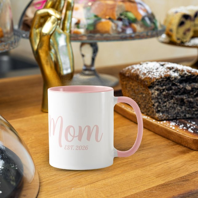Caneca Mãe Estabelece Novo Presente de Mãe (Mom Established New Mom since simple minimal script font mom mum for her first time)