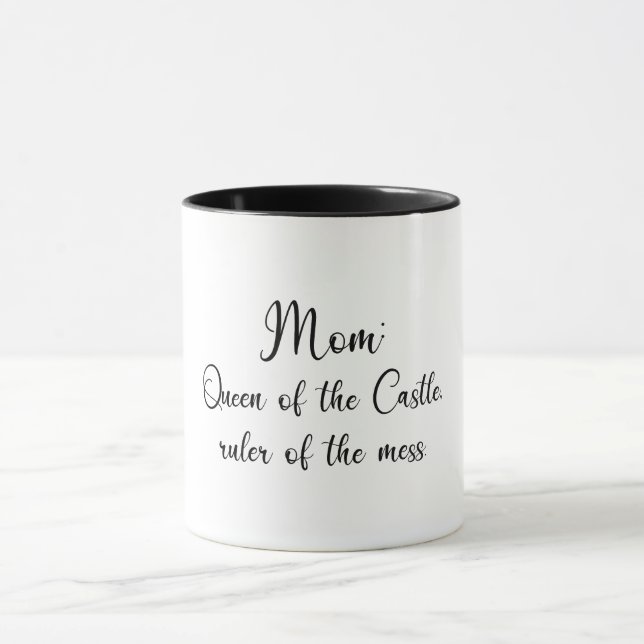 Caneca Mãe: Rainha do castelo, governante da bagunça. (Centro)