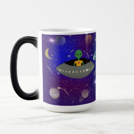 Caneca Mágica Alienígena em espaçonave Vestindo camiseta do Novo