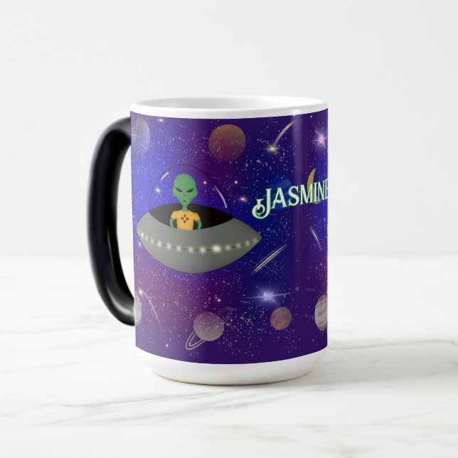 Caneca Mágica Alienígena em espaçonave Vestindo camiseta do Novo (Frente Esquerda)