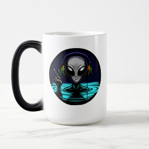 Caneca Mágica Alienígena na Água com Fones de Ouvido dando Sinal