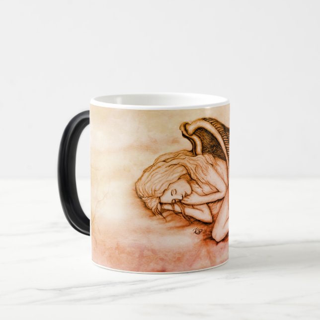 Caneca Mágica Anjo dormindo nas nuvens do céu (Frente Esquerda)