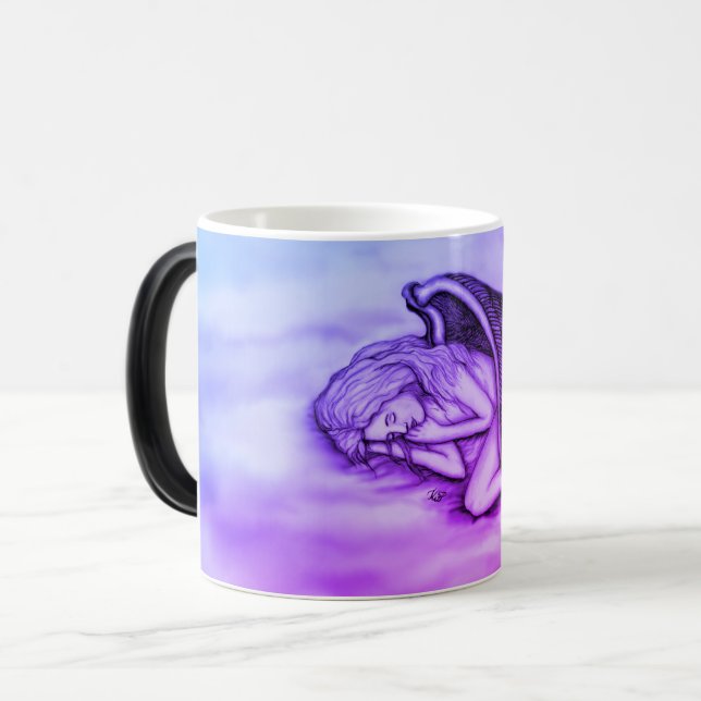 Caneca Mágica Anjo dormindo nas nuvens do céu (Frente Esquerda)