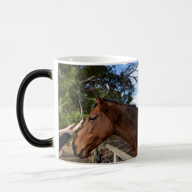 Caneca Mágica "Bonito toque: unindo-se a um Cavalo Marrom gentil (Esquerda)