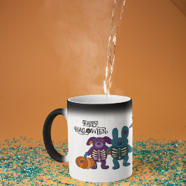 Caneca Mágica Bons animais de esqueleto e abóboras no Halloween