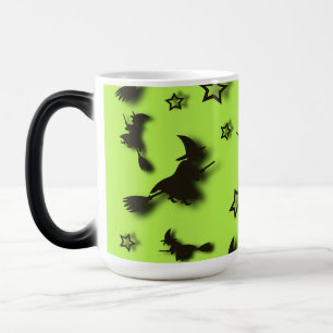 Caneca Mágica bruxa voadora entre as estrelas na noite de Hallow