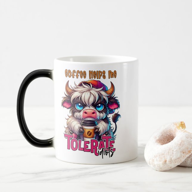 Caneca Mágica Café Me Ajuda a Tolerar Idiotas  (Com Donut)