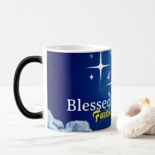 Caneca Mágica Céu azul com nuvens brancas e cruz Ouro