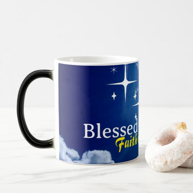 Caneca Mágica Céu azul com nuvens brancas e cruz Ouro (Com Donut)