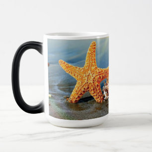 Caneca Mágica Conchas marítimas e estrelas-do-mar na praia