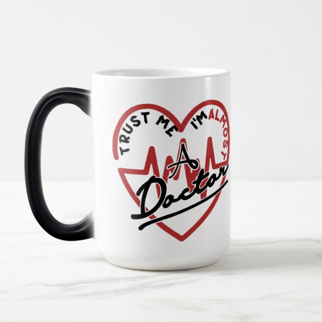 Caneca Mágica Confía me soy casi un médico (Esquerda)