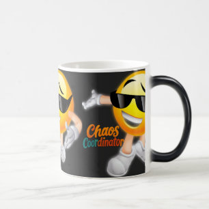 Caneca Mágica Coordenador do Caos Engraçado Mug - Rindo de Emoji
