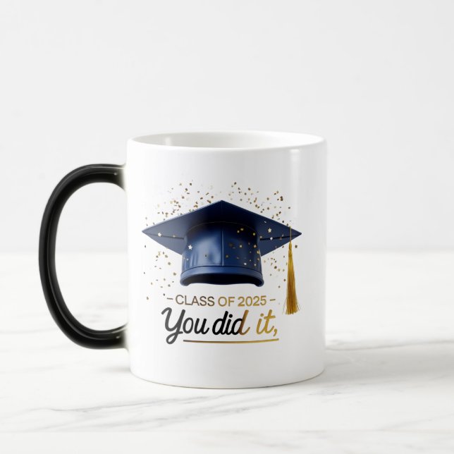 Caneca Mágica da Turma de 2025 – Caneca de formatu (Esquerda)