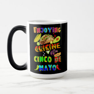 Caneca Mágica Desfrutando Da Cuisine Em Cinco De Mayo