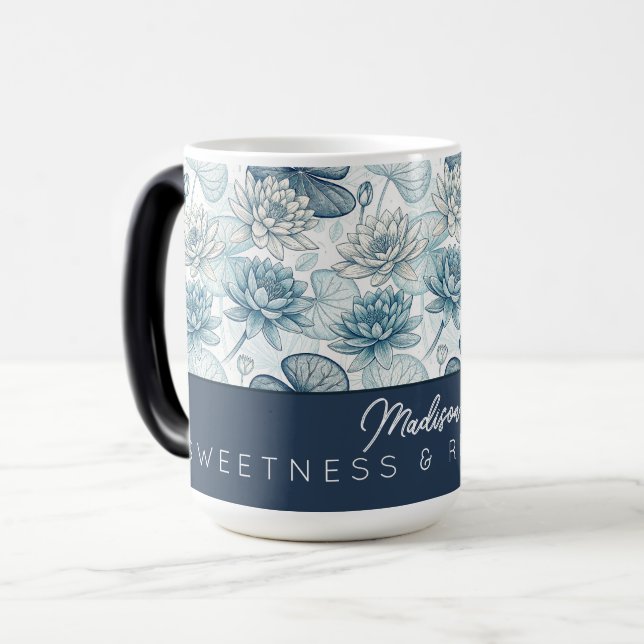 Caneca Mágica Elegant Monogram Blue Water Lily and Lotus (Frente Esquerda)