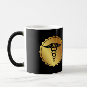Caneca Mágica Emblema Médico Caduceu Preto e Dourado Elegante