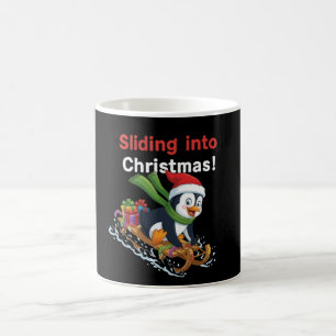 Caneca Mágica Engraçado Pinguim Bonito Deslizando no Natal no Tr