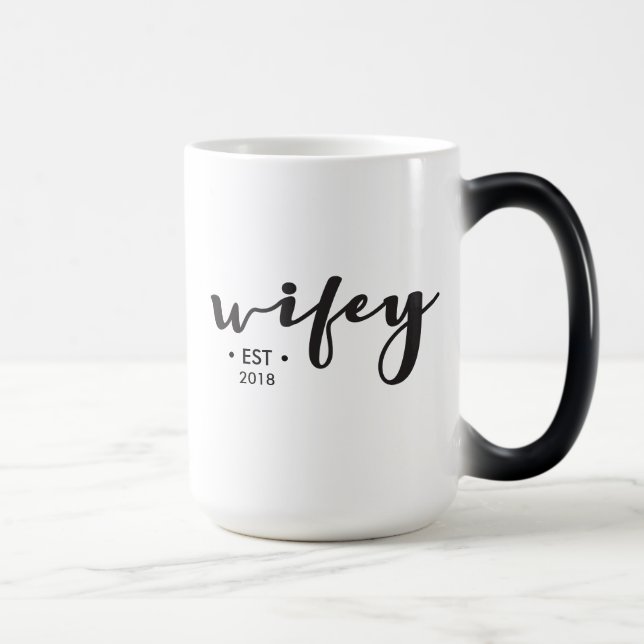 Caneca Mágica Escrito personalizado Wifey de ano estabelecido mo (Direita)