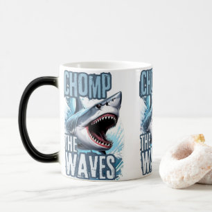 Caneca Mágica Escuro e branco de tubarões cortando ondas de Graf