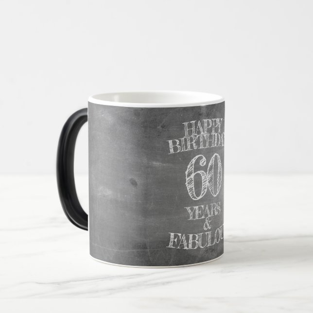 Caneca Mágica Feliz aniversário - 60 anos e fabuloso em chalkboa (Frente Esquerda)