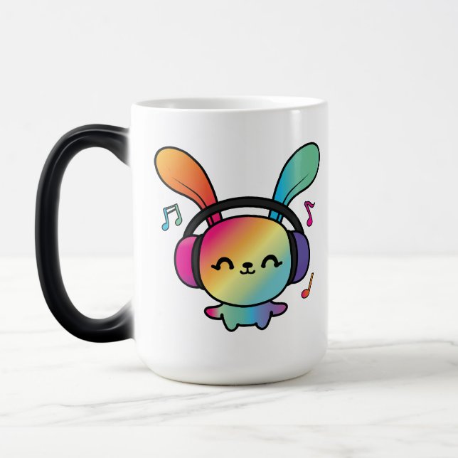 Caneca Mágica Feliz Bunny com fones de ouvido ouvindo música. (Esquerda)