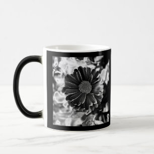 Caneca Mágica Foto de Flor Preto e Branco