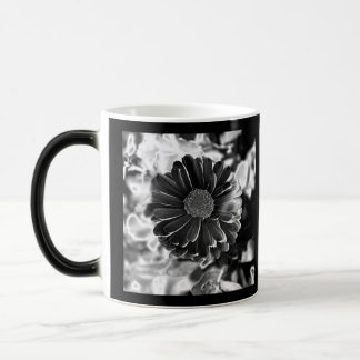 Caneca Mágica Foto de Flor Preto e Branco