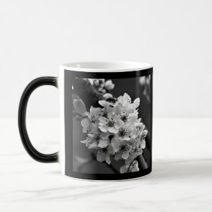 Caneca Mágica Foto de Pequenas Flores Brancas P&B
