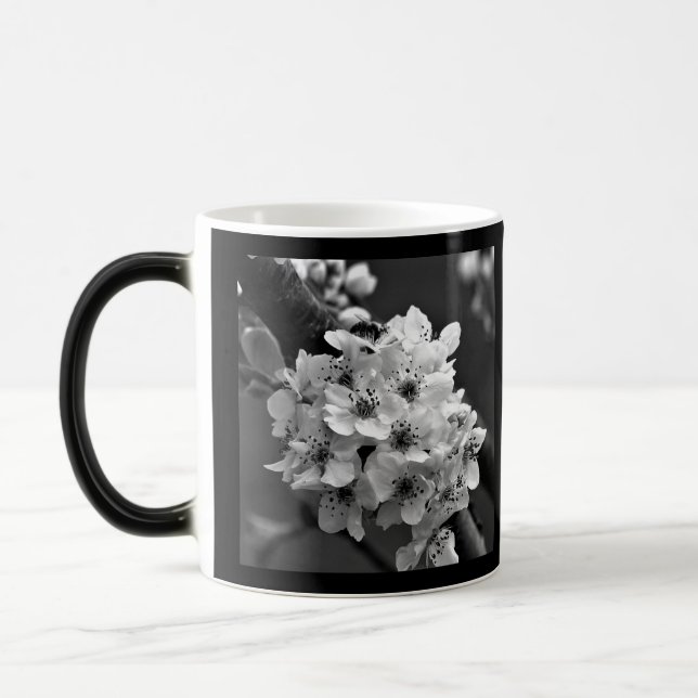 Caneca Mágica Foto de Pequenas Flores Brancas P&B (Esquerda)