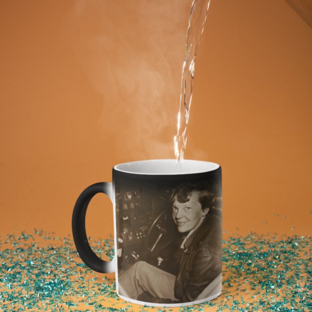Caneca Mágica Foto franca da cabine do avião de Amelia Earhart 1 (Criador carregado)