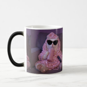Caneca Mágica Gata Preguiçosa Glam com Óculos de Sol e Bebida