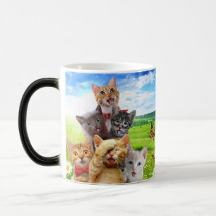 Caneca Mágica Gatinhos engraçados em campo verde.