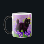 Caneca Mágica Gustav Klimt Black Kitten<br><div class="desc">Magic Mug com um gatinho preto Gustav Klimt! Esta beleza de olhos largos se coloca num campo verde de flores roxas. Um presente pensativo para amantes de gatos e entusiastas de arte austríacos!</div>