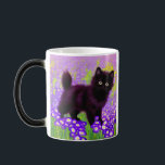 Caneca Mágica Gustav Klimt Black Kitten<br><div class="desc">Magic Mug com um gatinho preto Gustav Klimt! Esta beleza de olhos largos se coloca num campo verde de flores roxas. Um presente pensativo para amantes de gatos e entusiastas de arte austríacos!</div>