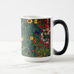 Caneca Mágica Jardim Flor Gustav Klimt<br><div class="desc">Magic Mug apresentando o Jardim de Fazendas de pintura de óleo de Gustav Klimt com girassóis (1907). Um belo jardim de girassóis e belas flores azuis, vermelhas, roxas, rosa e brancas. Um presente de excelente para fãs de Arte Nouveau e de Arte Austríaca.</div>