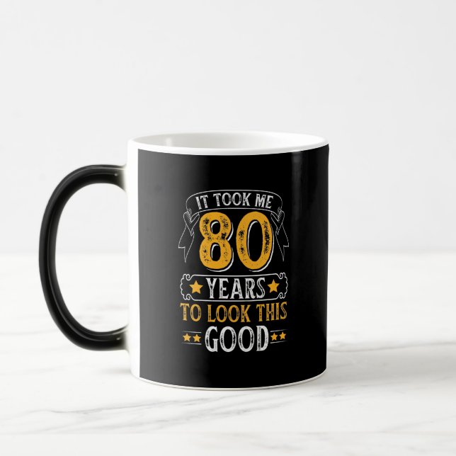 Caneca Mágica Levei 80 Anos A Ver Esta Boa Design (Esquerda)