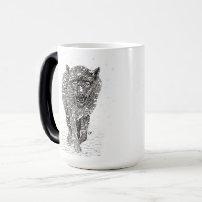 Caneca Mágica Lobo Negro Zangado na Neve, inverno selvagem (Frente Esquerda)